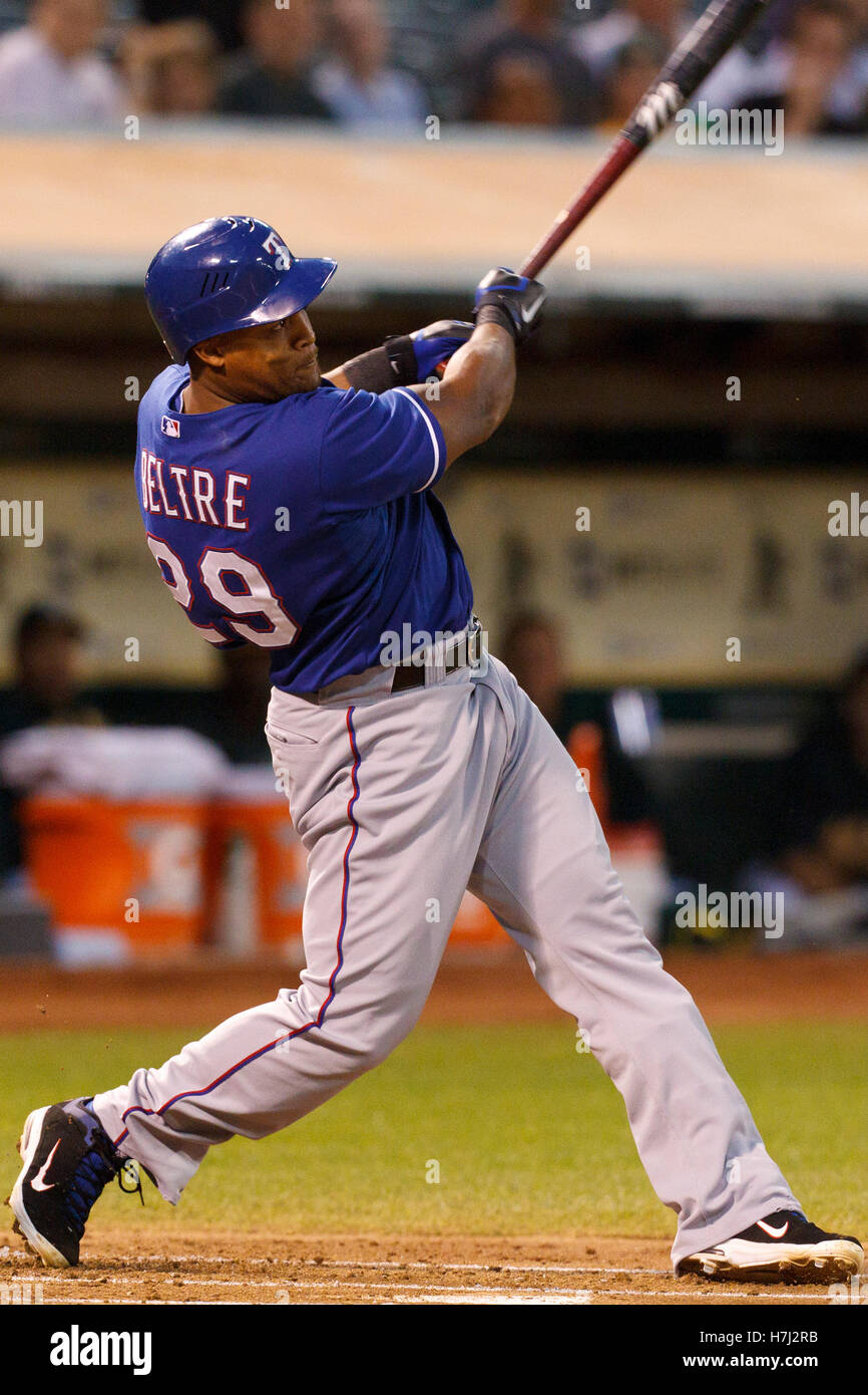 20 septembre, 2011 ; Oakland, CA, USA ; texas rangers de troisième but Adrian Beltre (29) frappe un home run run trois contre les athletics d'Oakland au cours de la première manche à o.co Coliseum. Banque D'Images