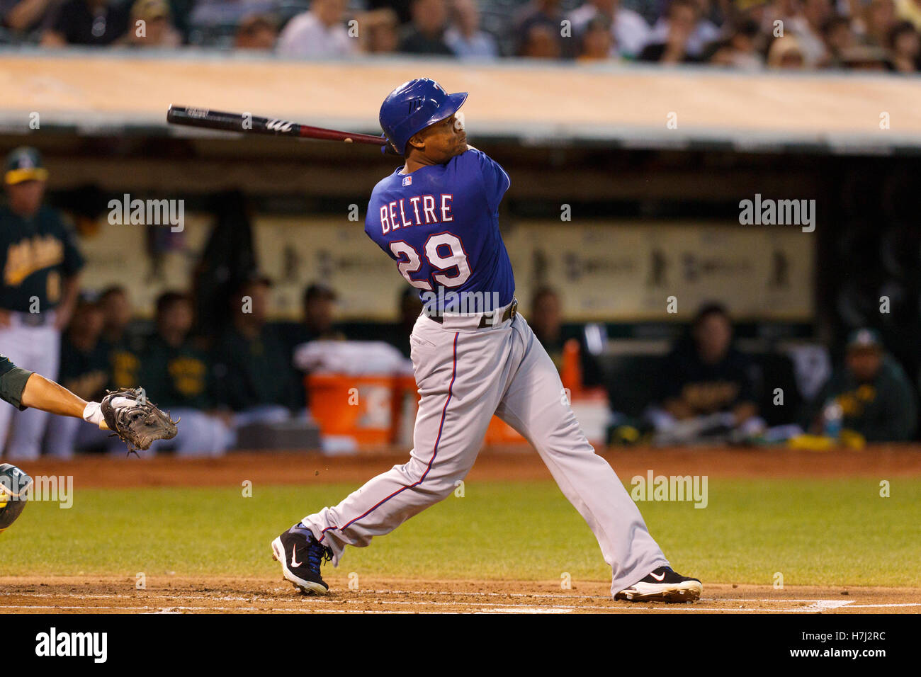20 septembre, 2011 ; Oakland, CA, USA ; texas rangers de troisième but Adrian Beltre (29) frappe un home run run trois contre les athletics d'Oakland au cours de la première manche à o.co Coliseum. Banque D'Images