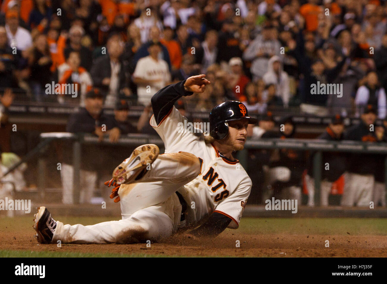 Sep 26, 2011 ; San Francisco, CA, USA ; San Francisco Giants shortstop mike fontenot (14) glisse dans la maison pour marquer un point contre les Rockies du Colorado au cours de la huitième manche à at&t park. Banque D'Images