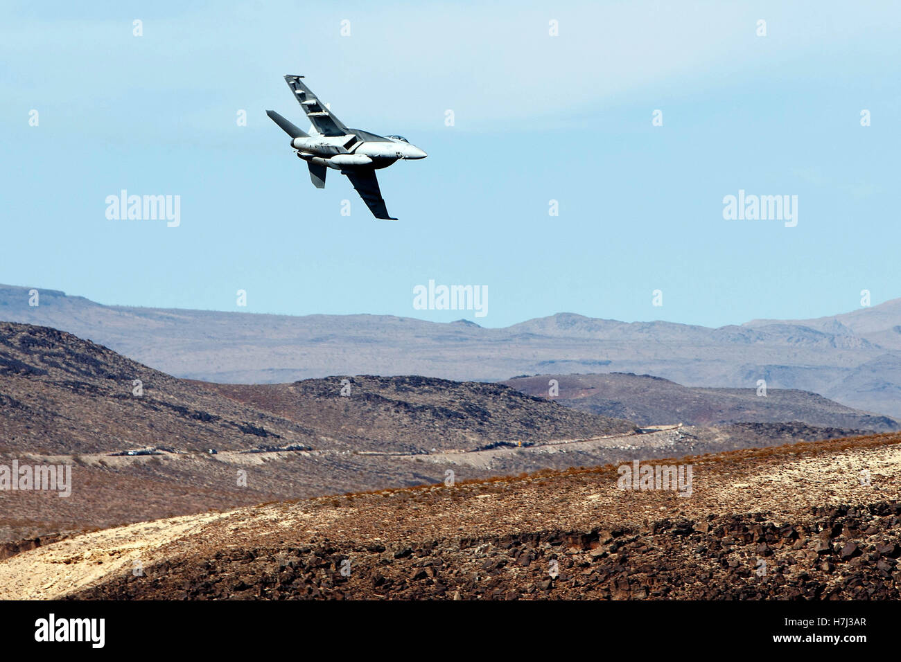Boeing F/A-18F Super Hornet NH-107 de l'US Navy's VFA-154 Black Knights de faible niveau de l'escadron vole à travers le Canyon Star Wars Jedi, Transition, cours Sidewinder, Death Valley National Park, California, United States of America Banque D'Images