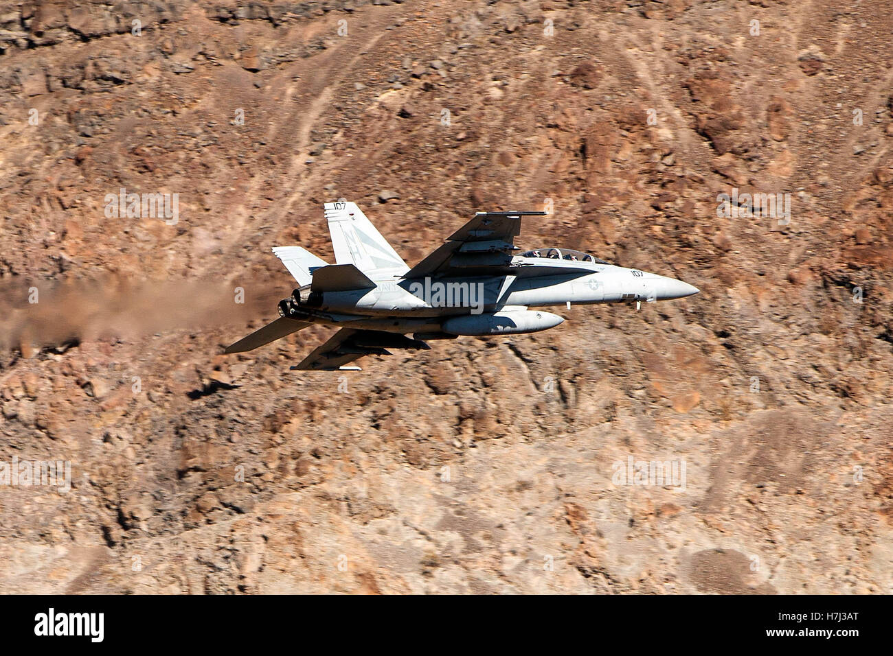 Boeing F/A-18F Super Hornet NH-107 de l'US Navy's VFA-154 Black Knights de faible niveau de l'escadron vole à travers le Canyon Star Wars Jedi, Transition, cours Sidewinder, Death Valley National Park, California, United States of America Banque D'Images