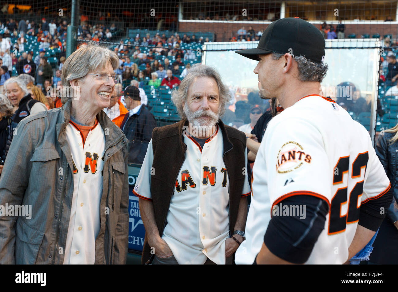 9 août, 2011 ; San Francisco, CA, USA ; les membres du groupe Grateful Dead Phil Lesh (gauche) et Bob Weir (centre) parler avec San Francisco Giants catcher Eli Whiteside (22) avant le match contre les Pirates de Pittsburgh à AT&T Park. San Francisco a défait PIttsb Banque D'Images