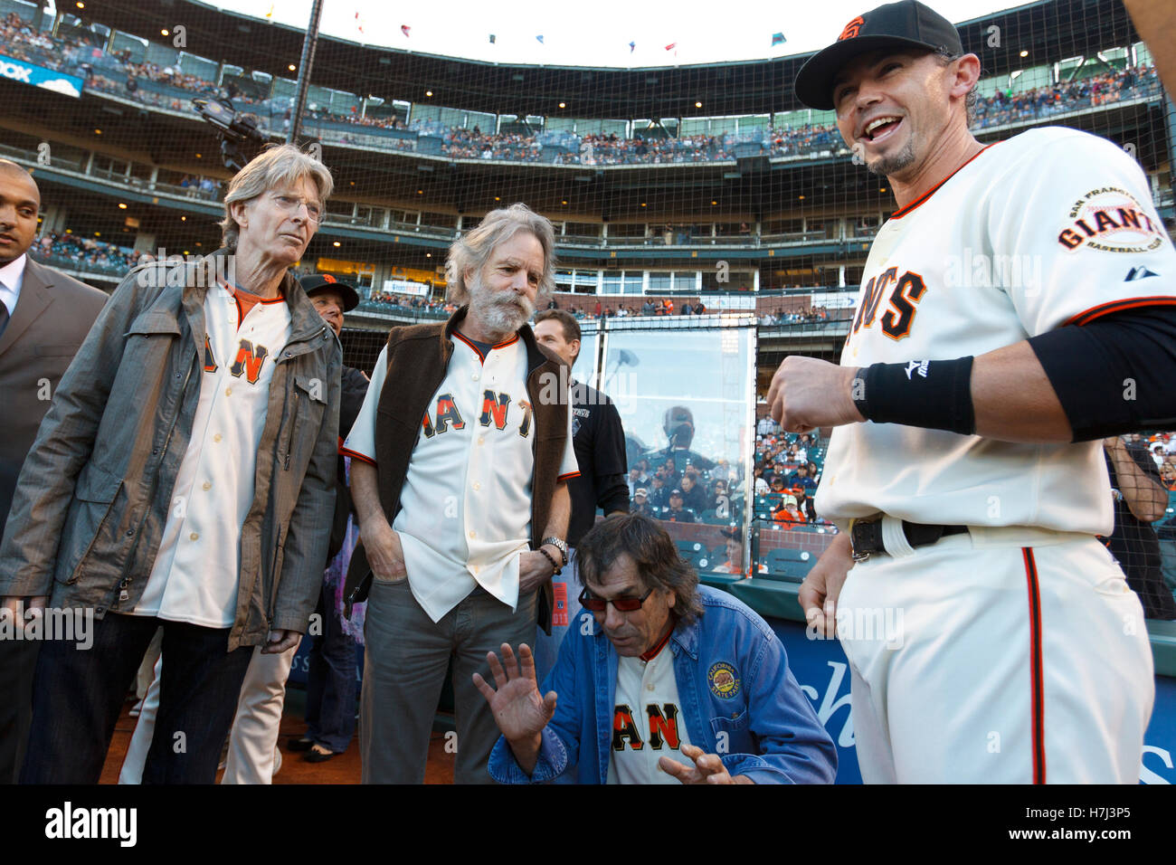 9 août 2011 ; San Francisco, CA, États-Unis ; les membres du Grateful Dead Band Phil Lesh (à gauche), Bob Weir (deuxième à partir de la gauche), Mickey Hart (deuxième à partir de la droite) discutent avec le receveur des Giants de San Francisco Eli Whiteside (à droite) avant le match contre les Pirates de Pittsburgh Banque D'Images