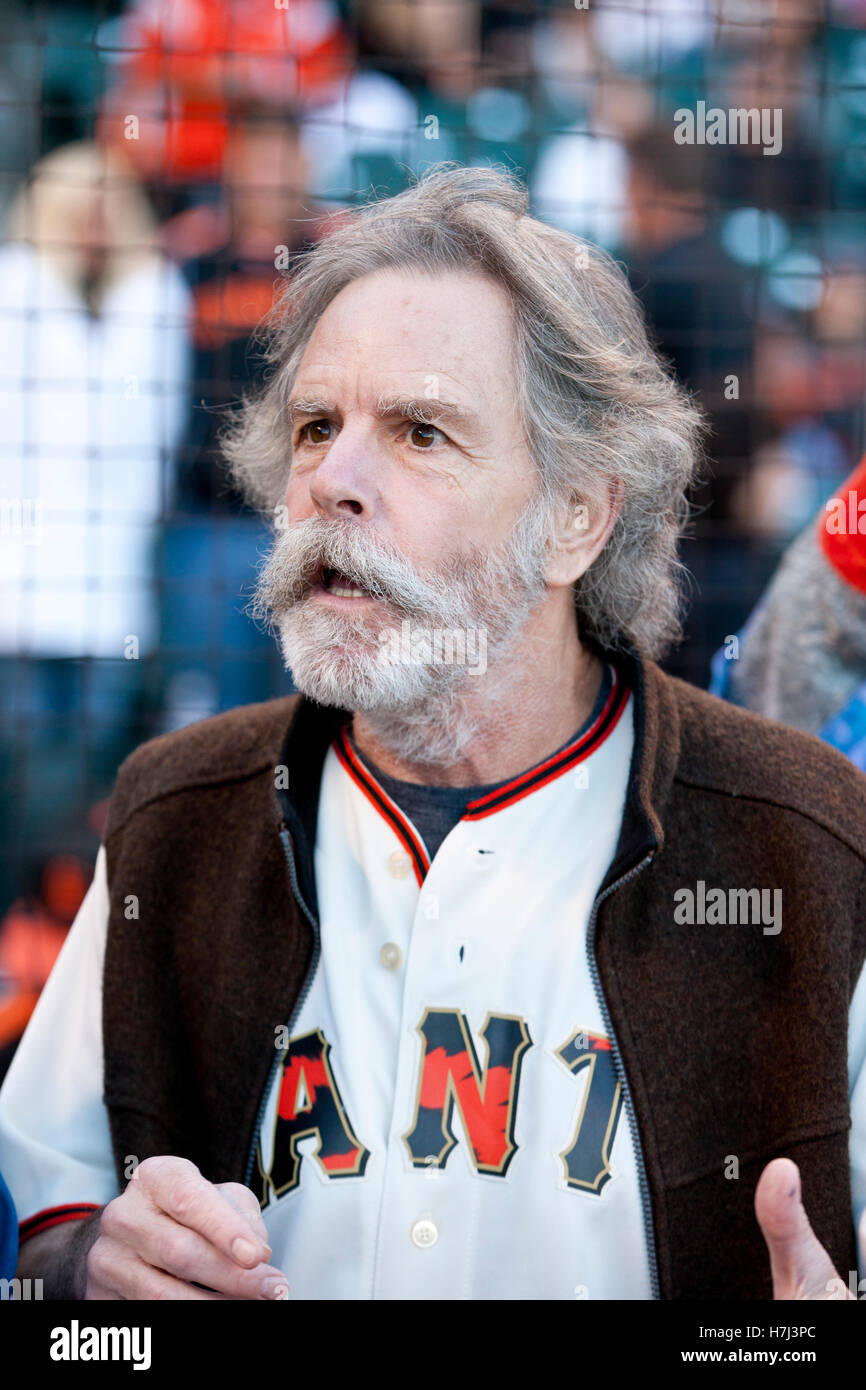 9 août 2011 ; San Francisco, CA, États-Unis ; Bob Weir, membre du Grateful Dead Band, se tient derrière la plaque avant le match entre les Giants de San Francisco et les Pirates de Pittsburgh à AT&T Park. San Francisco bat Pittsburgh 6-0. Banque D'Images