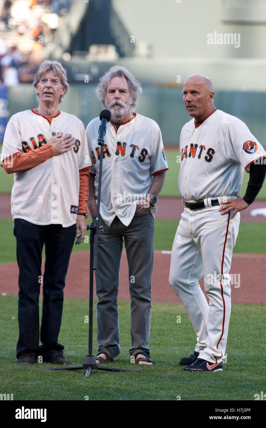 9 août, 2011 ; San Francisco, CA, USA ; les membres du groupe Grateful Dead Phil Lesh (gauche) et Bob Weir (centre) chanter l'hymne national avec les Giants de San Francisco l'entraîneur de troisième Tim Flannery (droite) avant le match contre les Pirates de Pittsburgh à AT&T Park Banque D'Images