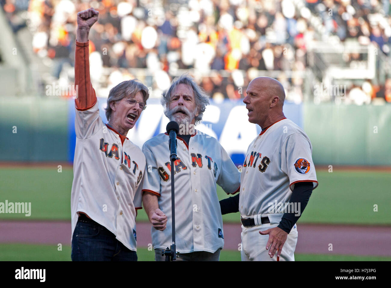9 août, 2011 ; San Francisco, CA, USA ; les membres du groupe Grateful Dead phil lesh (gauche) et bob Weir (centre) chanter l'hymne national avec les Giants de San Francisco l'entraîneur de troisième Tim Flannery (droite) avant le match contre les pirates de Pittsburgh à at&t park Banque D'Images