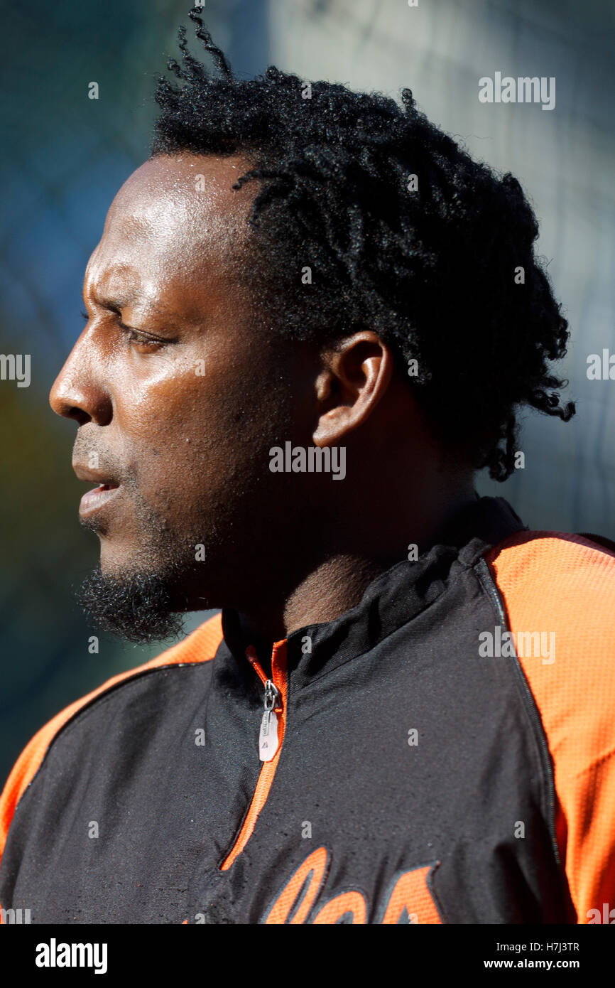 15 août, 2011 ; Oakland, CA, USA ; Baltimore Orioles frappeur Vladimir Guerrero (27) au cours de la pratique au bâton avant le match contre les Athletics d'Oakland à O.co Coliseum. Baltimore a battu 6-2 Oakland. Banque D'Images