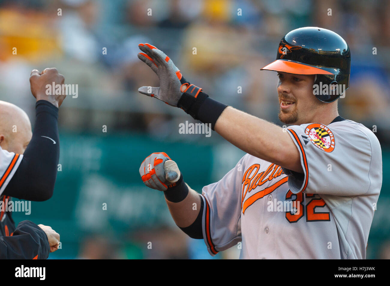 15 août, 2011 ; Oakland, CA, USA ; Baltimore Orioles catcher Matt Wieters (32) célèbre avec ses coéquipiers après avoir frappé un coup de circuit contre les Athletics d'Oakland durant la deuxième manche chez O.co Coliseum. Banque D'Images