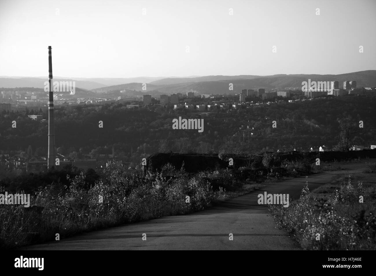 Grande cheminée de l'ancienne usine, avec la route, à Brno, République Tchèque Banque D'Images