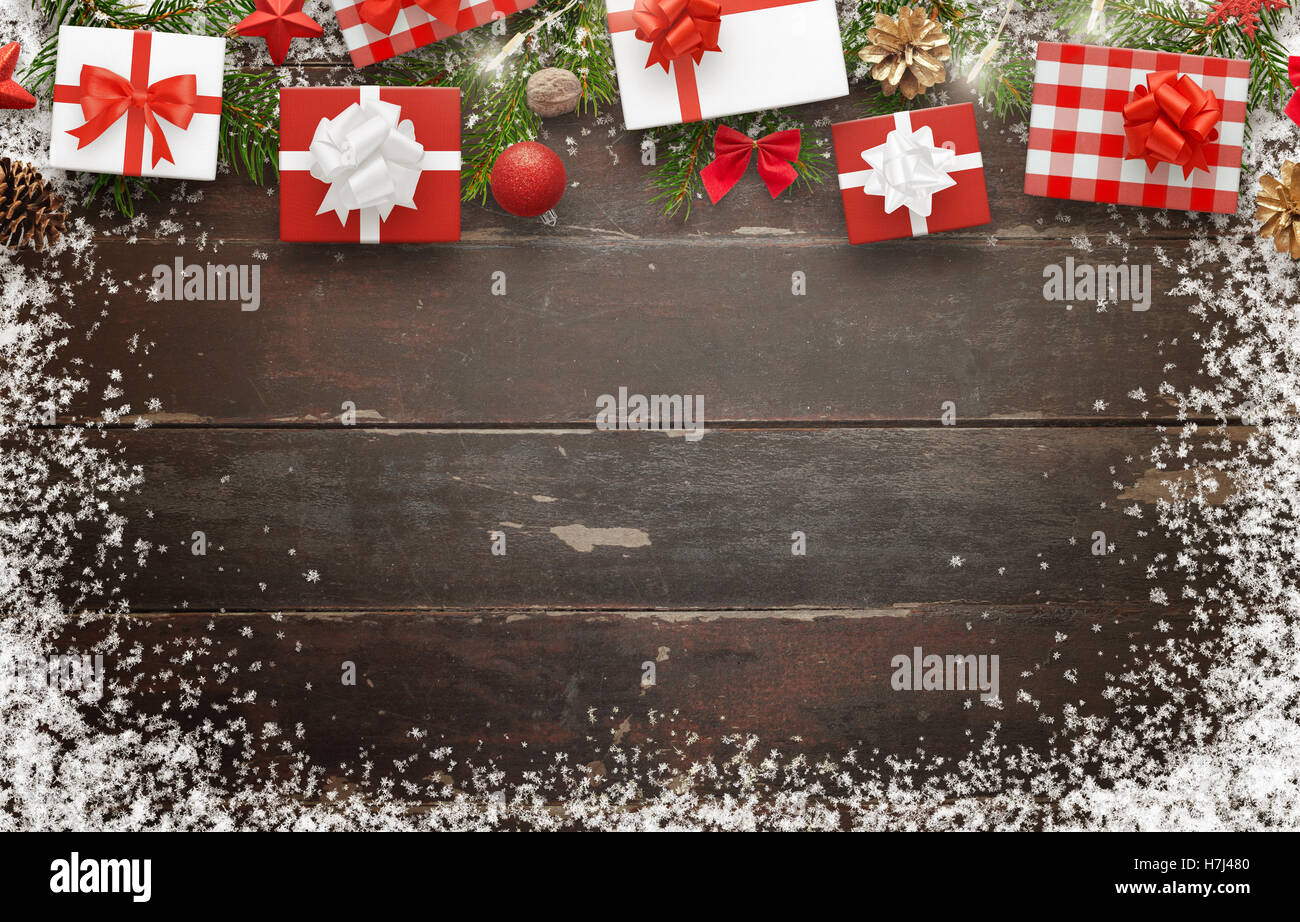 Cadeaux de Noël sur table en bois avec espace libre pour le texte. Vue de dessus de table. Arbre de Noël et des décorations à côté. Banque D'Images