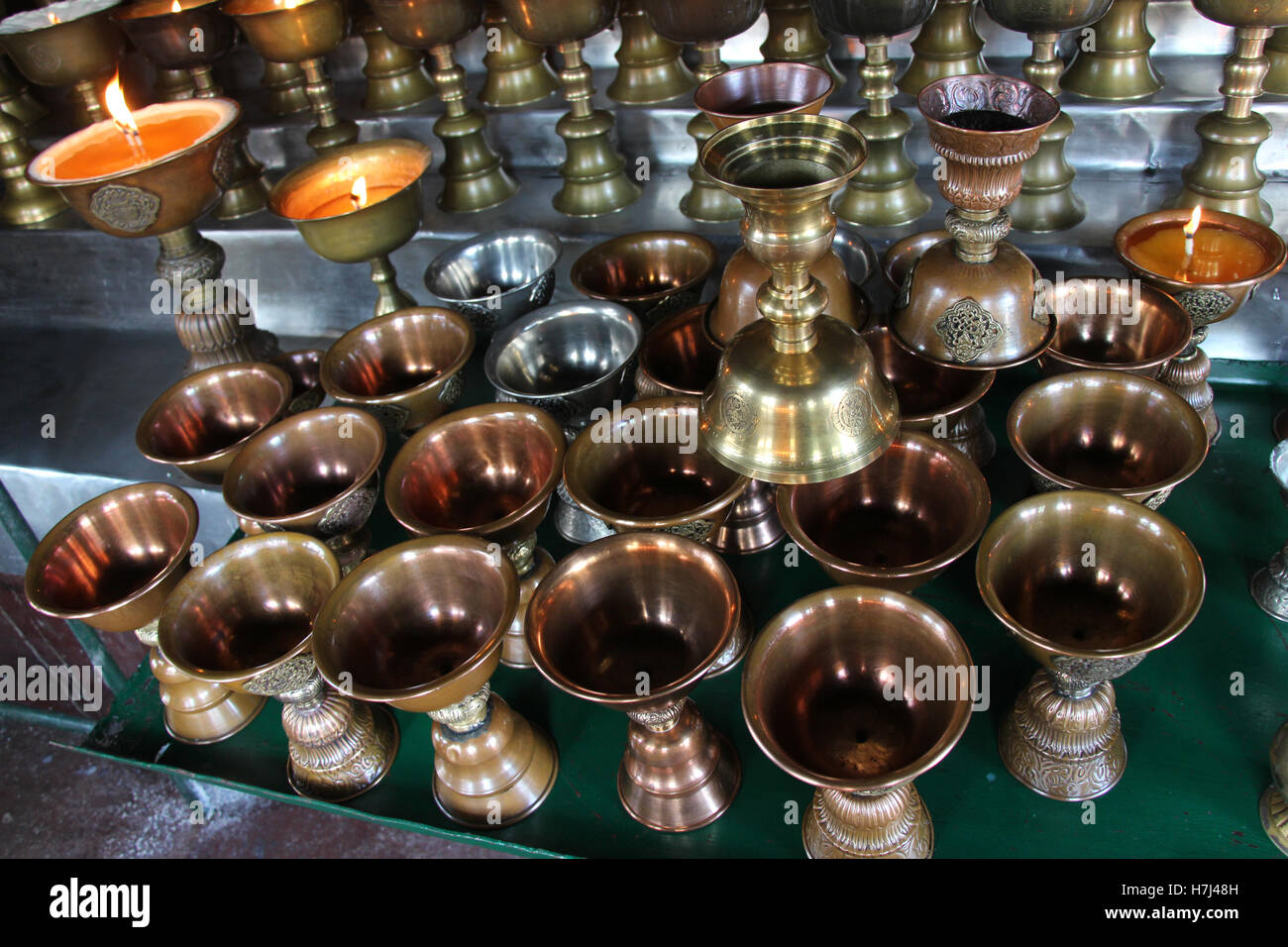 Pot en métal brossé. La préparation pour bougie dans un temple. Banque D'Images