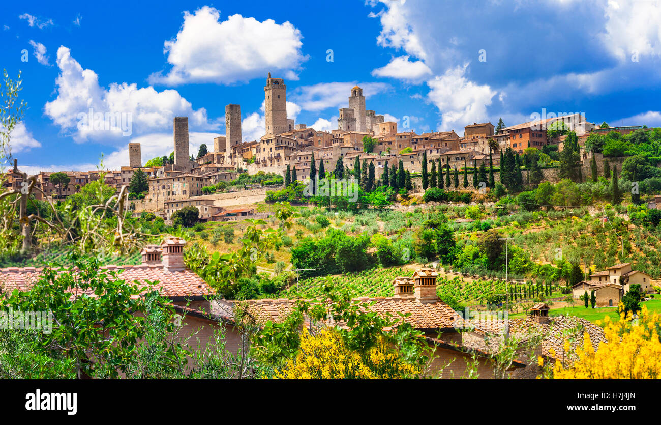 Impressionnantes tours de la ville médiévale de San Gimignano en Toscane. Italie Banque D'Images