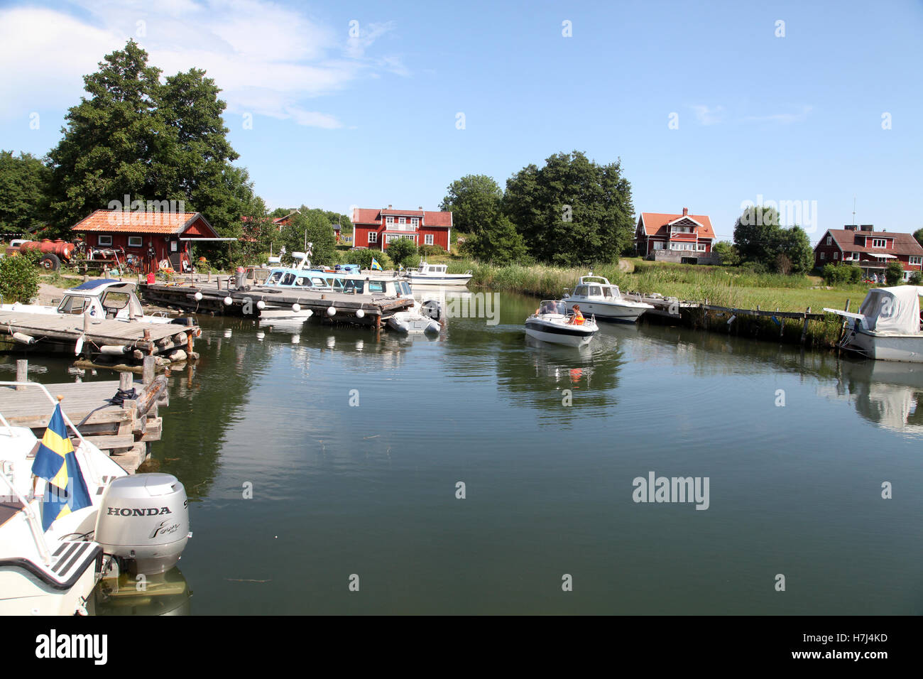 Communauté de l'archipel du port avec bateaux à la petite île au nord de Stockholm, Gräskö Banque D'Images