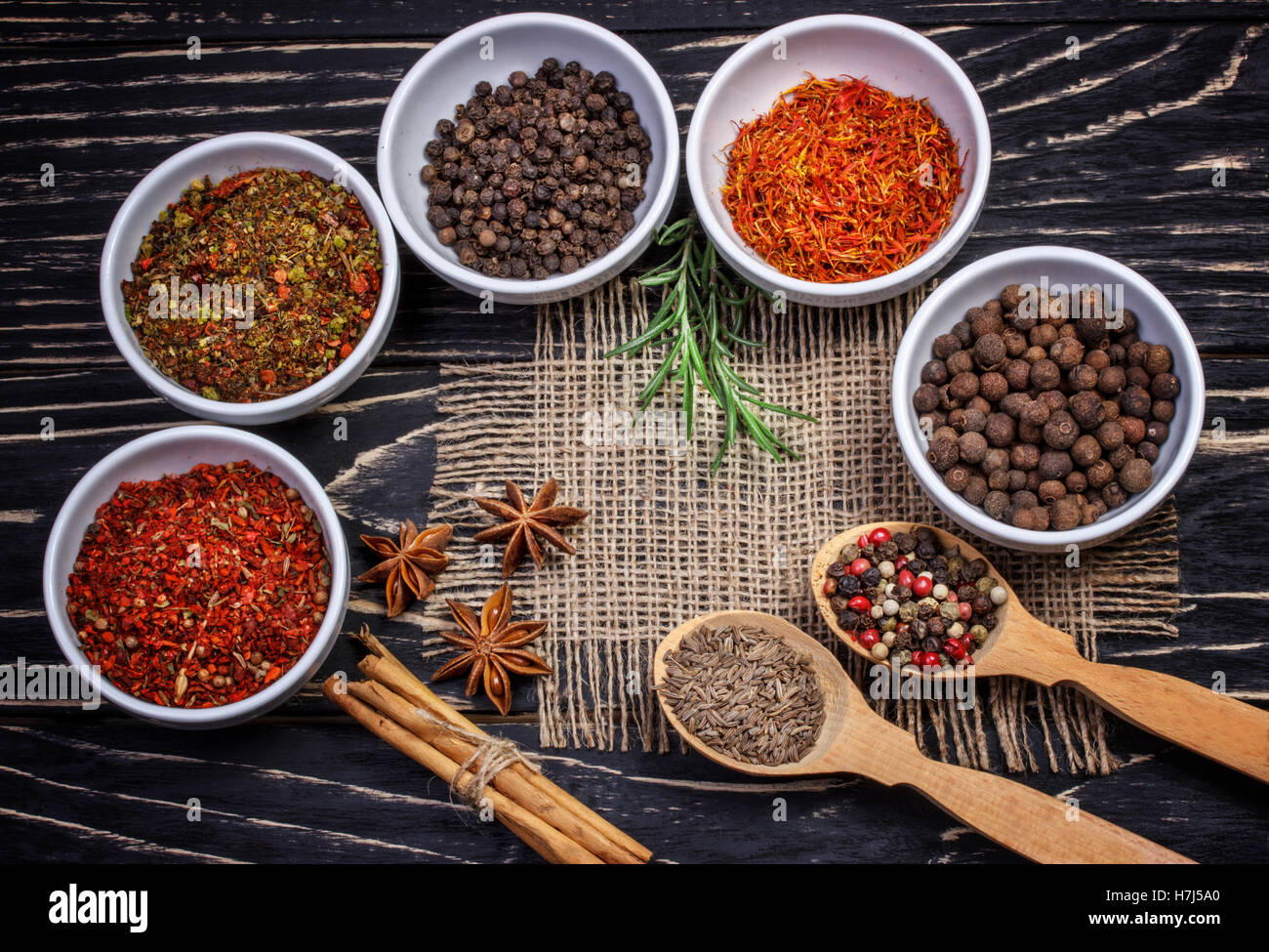 Épices et herbes aromatiques colorés sur une ancienne backgrownd brun en bois de chêne Banque D'Images