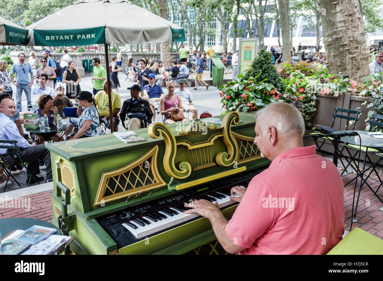 New York City,NY NYC Manhattan,Midtown,Bryant Park,parc public,Upper Terrace,café,piano,adulte,homme hommes,musicien,Russ Kasoff,pianiste,jouer Banque D'Images