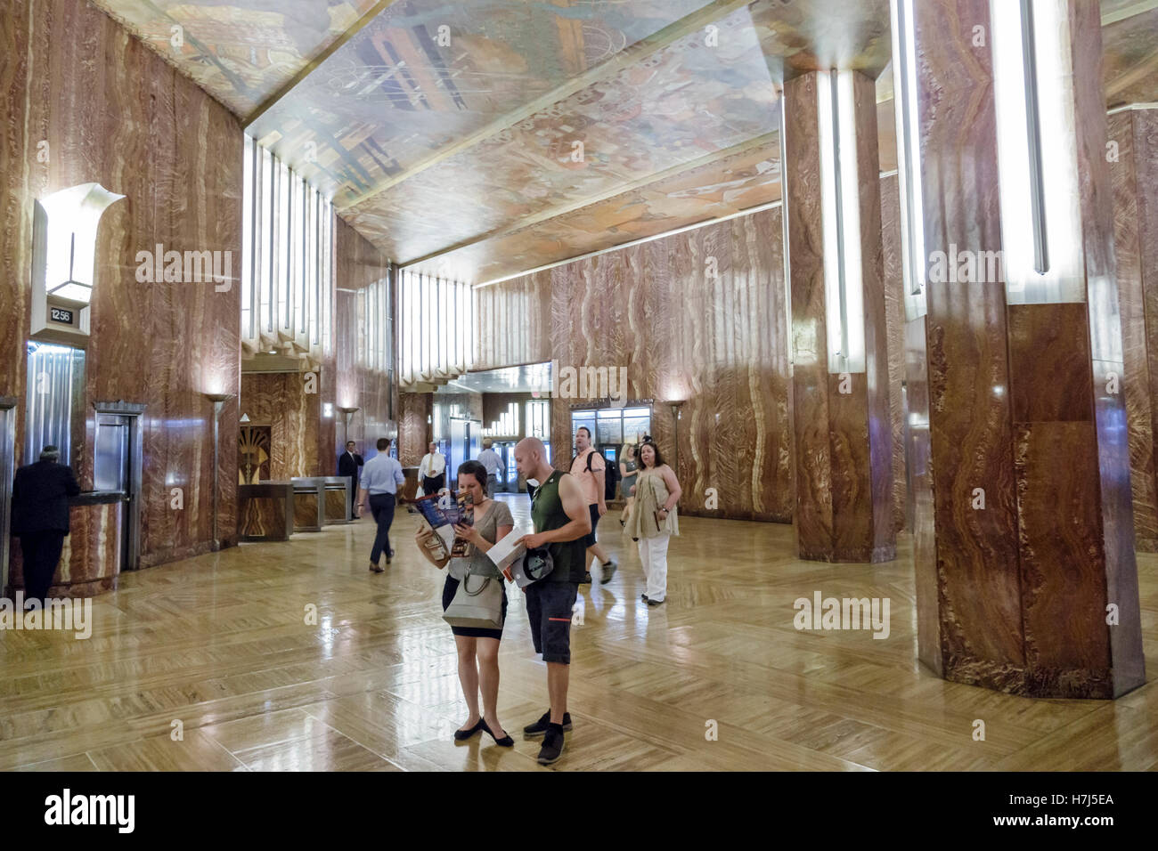 New York City, NY NYC Manhattan, Midtown, 42nd Street, Chrysler Building, hall, marbre, Art déco, adulte, homme hommes, femme femmes, couple, plafond Banque D'Images