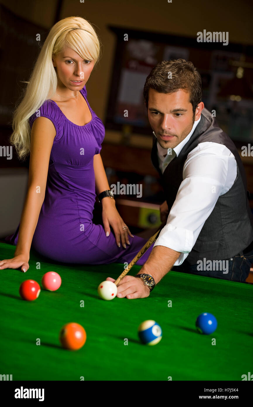 L'homme et la femme jouant au billard Banque D'Images