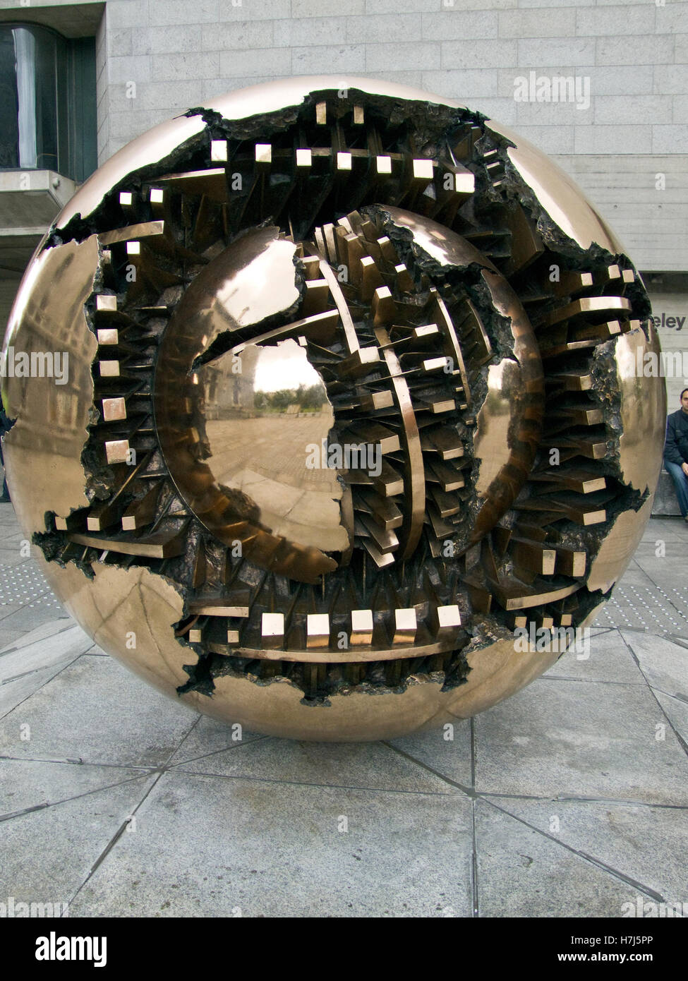 "La fera con sfera", "sphère", sculpture de Arnaldo Pomodoro, Trinity College, Dublin, Irlande, Europe Banque D'Images