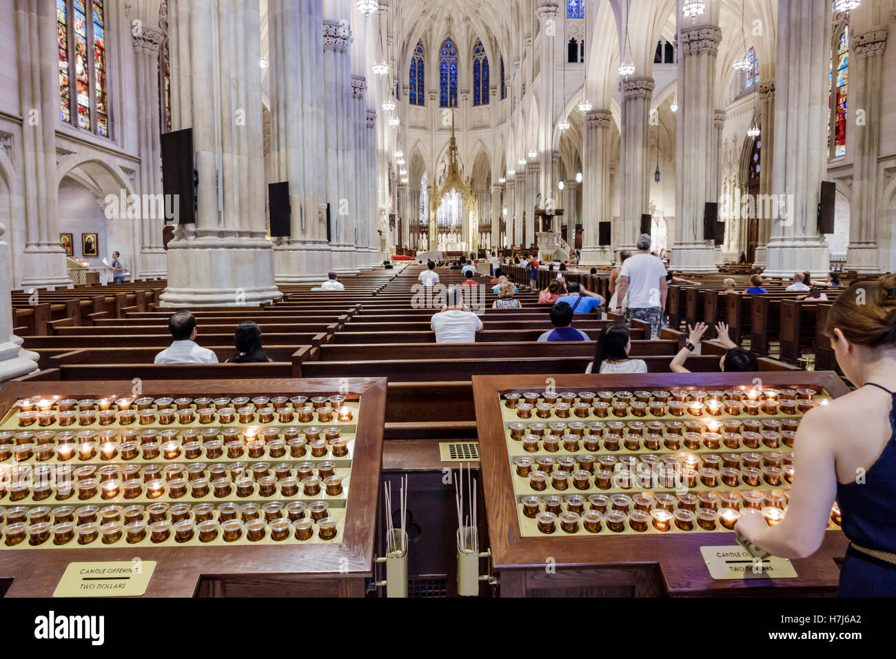 New York City, NY NYC Manhattan, Midtown, Fifth Avenue, St. Cathédrale de Patrick,église catholique,intérieur,néo-gothique,nef,bougie votive,don,adu Banque D'Images