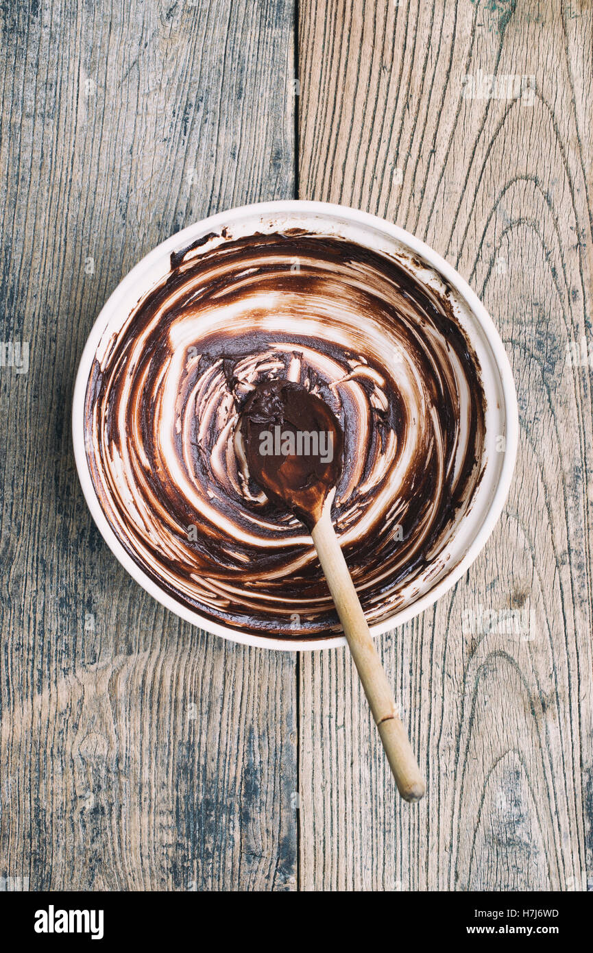 Brownie au chocolat vide mélange bol et cuillère en bois Banque D'Images