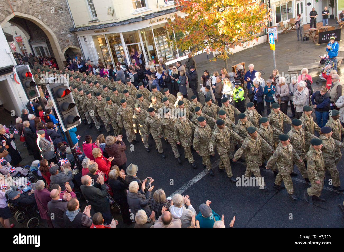 Les Rifles Regiment qui sont basés à l'beachley barracks ,marche dans ...