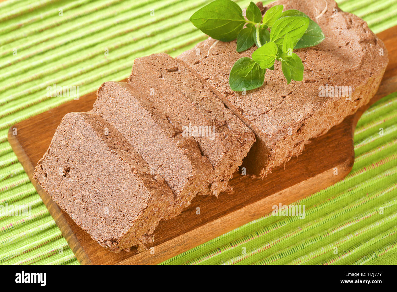 Tranches de halva de chocolat sur une planche à découper Banque D'Images