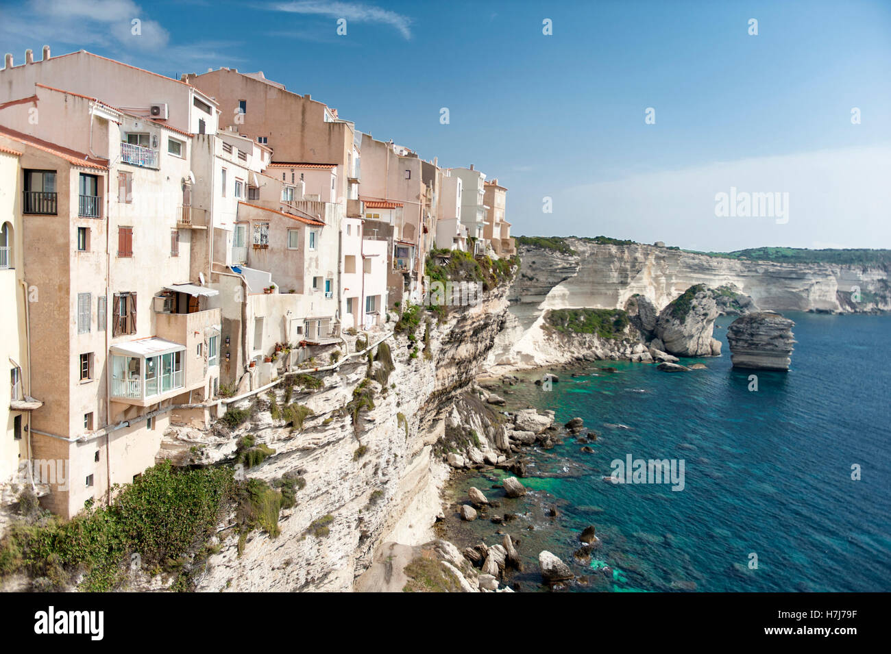 La vieille ville de Bonifacio perché sur les falaises crayeuses au-dessus du détroit de Bonifacio, frontière avec l'Italie. Banque D'Images