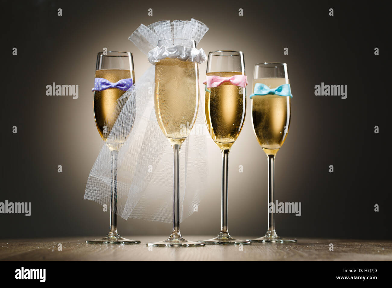 Quatre verres de champagne élégant élégant. Partie de bachelorette concept Banque D'Images