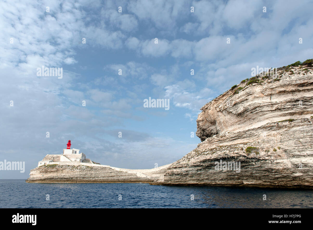Le Phare Phare de la Madonetta protège l'ouest de l'entrée dans le port de Bonifacio en Corse du Sud, France Banque D'Images