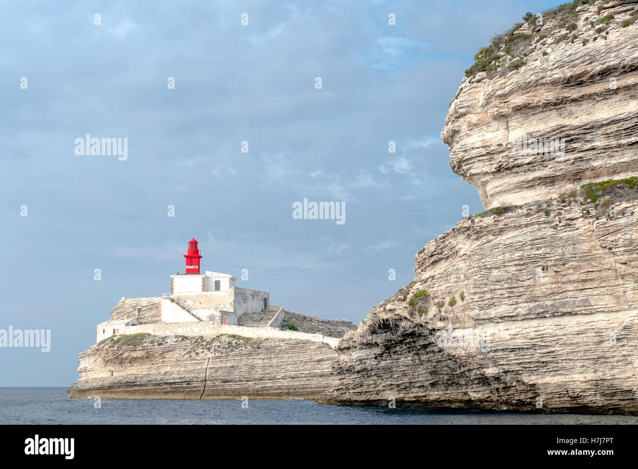 Le Phare Phare de la Madonetta protège l'ouest de l'entrée dans le port de Bonifacio en Corse du Sud, France Banque D'Images