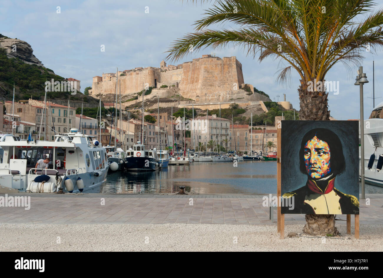 Napoléon, interprété par l'art moderne, les montres du port de Bonifacio avec ses yachts et citadelle, Corse, France Banque D'Images