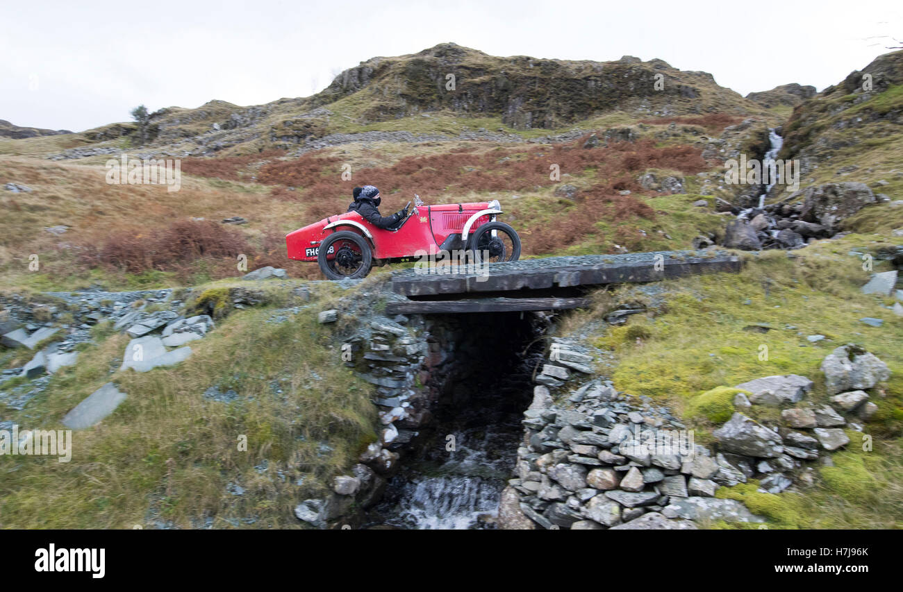 Une course de voitures anciennes le Honister Pass en Cumbria, au cours de l'assemblée annuelle Procès Lakeland vintage car rally. Banque D'Images