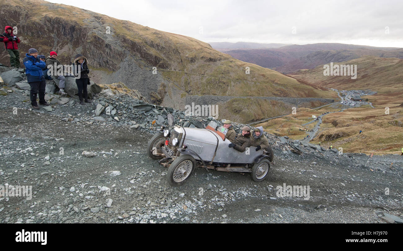 Une course de voitures anciennes le Honister Pass en Cumbria, au cours de l'assemblée annuelle Procès Lakeland vintage car rally. Banque D'Images