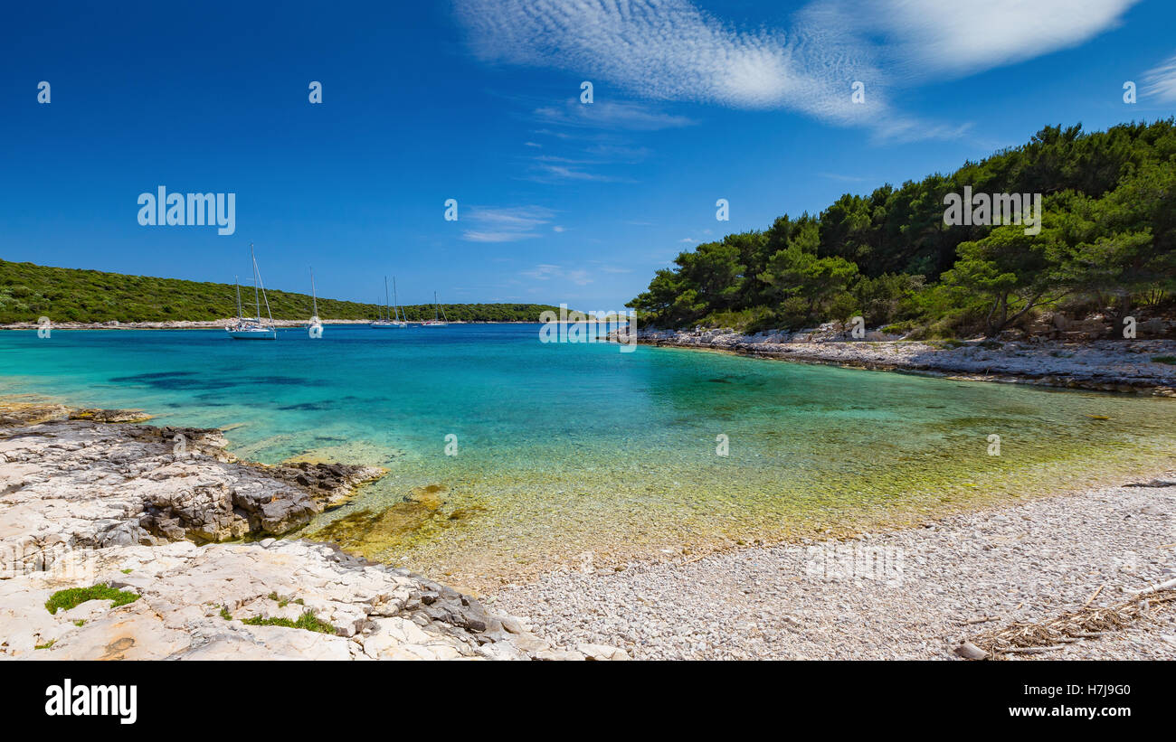 Îles Pakleni. Paklinski otoci. Côte rocheuse et eau de mer Adriatique transparente. Croatie. Europe. Banque D'Images Îles Pakleni. Paklinski otoci. Côte rocheuse et eau de mer Adriatique transparente. Croatie. Europe. Banque D'Images