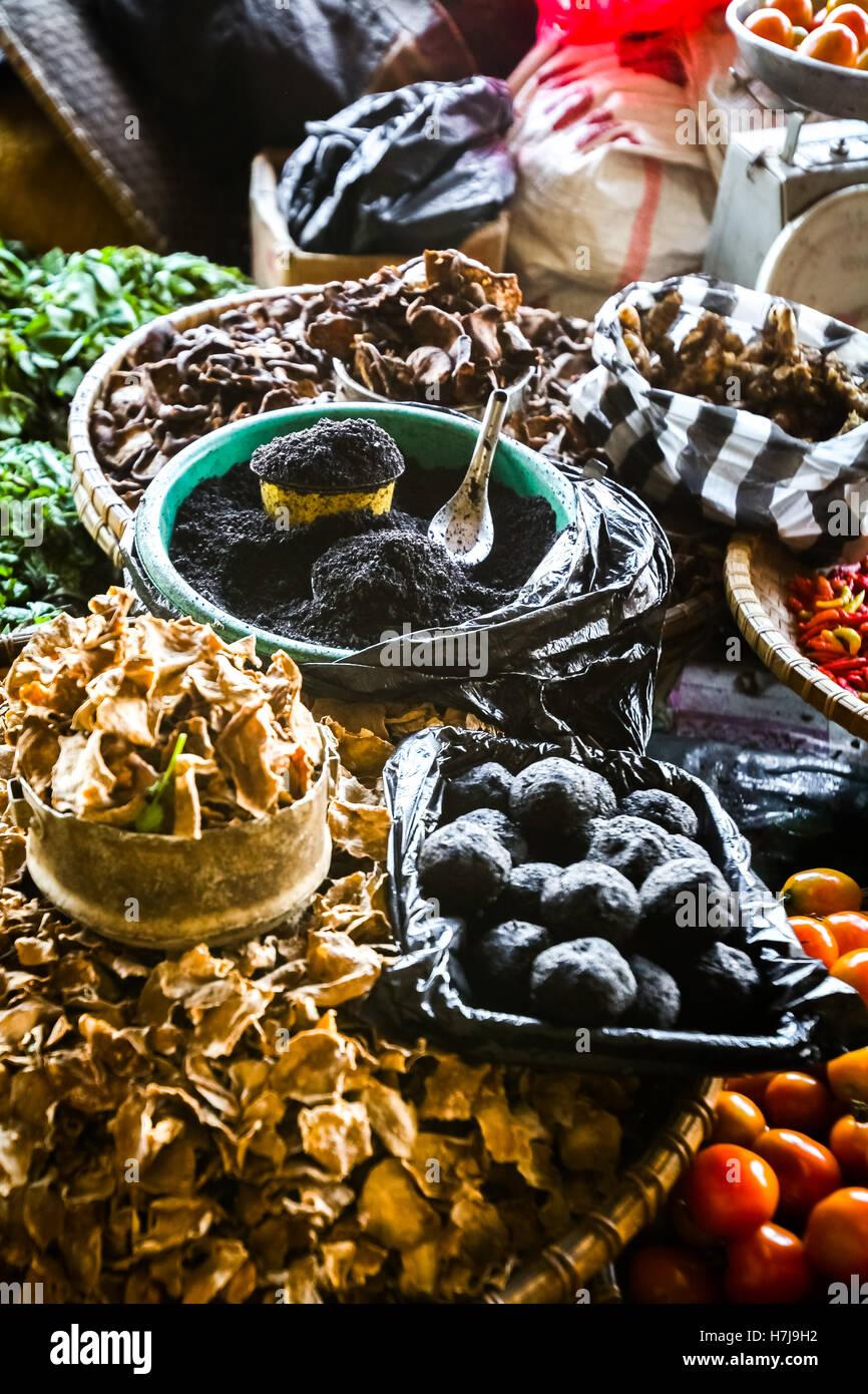 Café noir moulu et ingrédients traditionnels sur un marché traditionnel à Rantepao, Toraja Nord, Sulawesi Sud, Indonésie. Banque D'Images