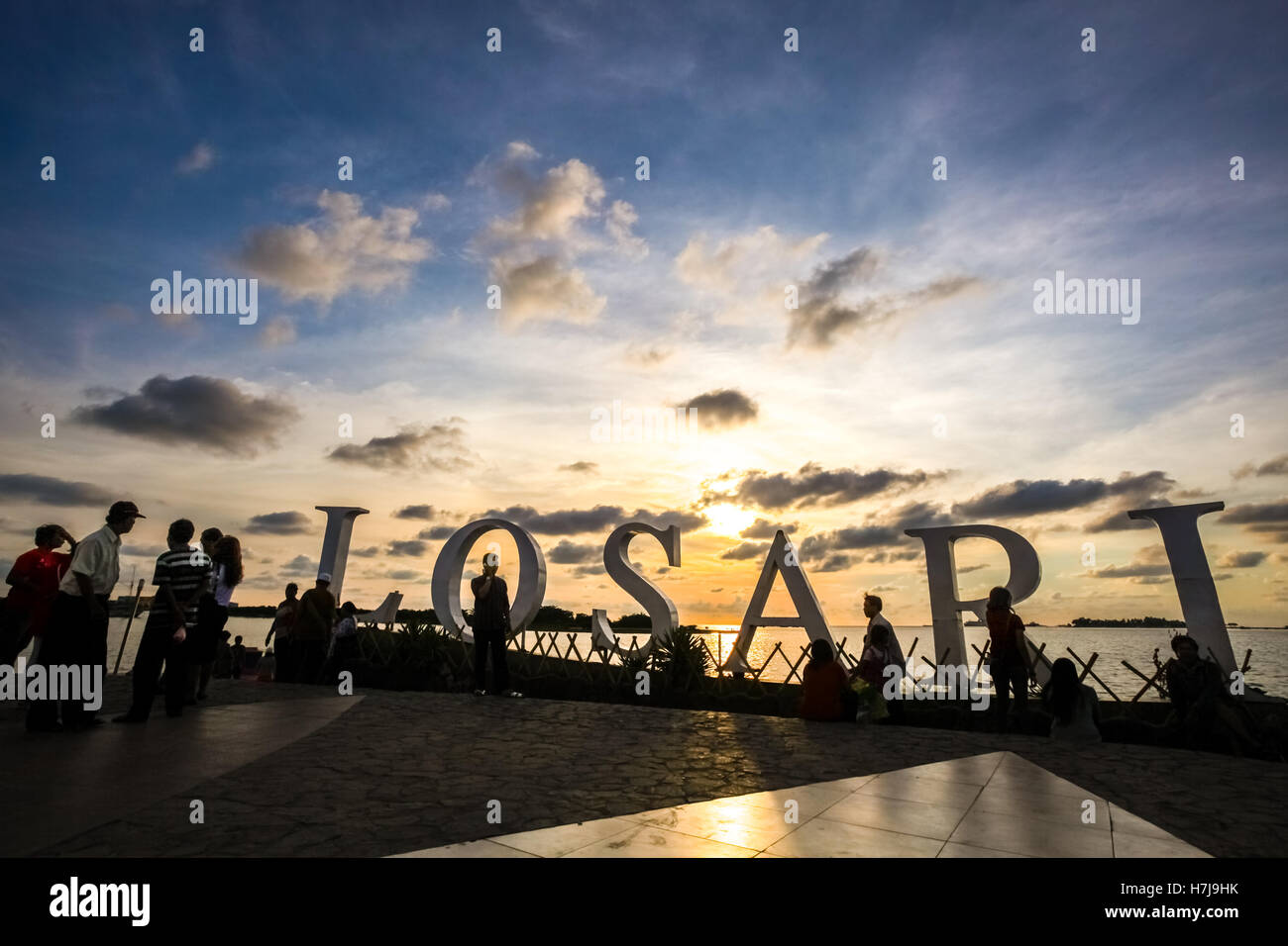 Les gens ont un après-midi de loisirs à la plate-forme récréative de la plage de Losari dans la zone côtière de Makassar, Sulawesi Sud, Indonésie. Banque D'Images