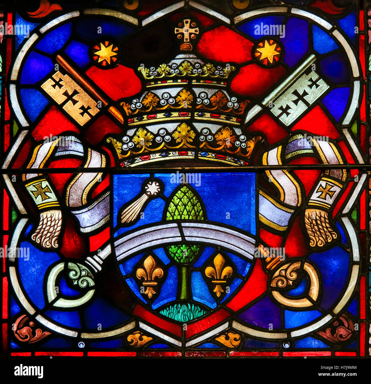 Vitrail représentant un blason, dans la Cathédrale de Saint Rumbold à Mechelen, Belgique. Banque D'Images