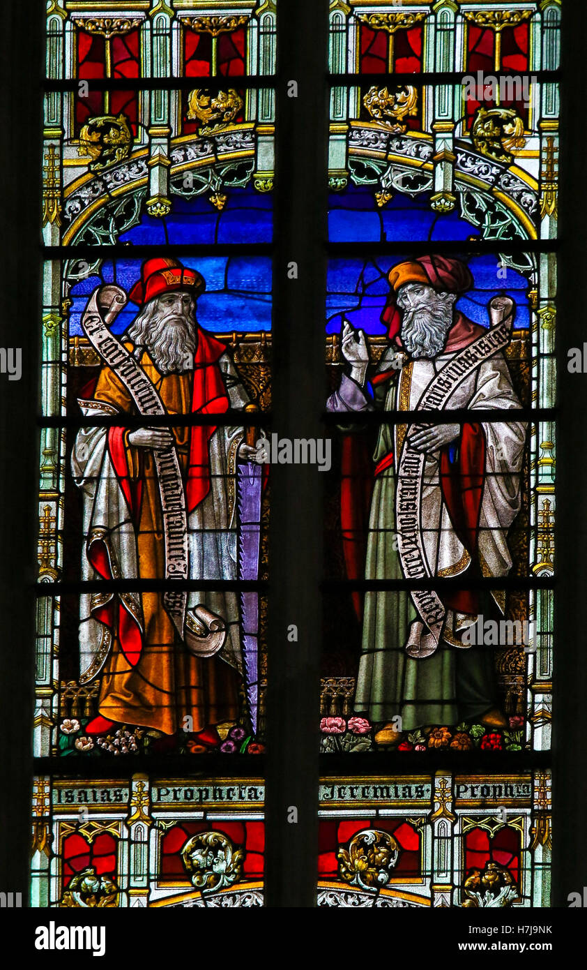 Vitrail représentant l'Ancien Testament les prophètes Isaïe et Jérémie, dans la Cathédrale de Saint Rumbold à Malines, être Banque D'Images