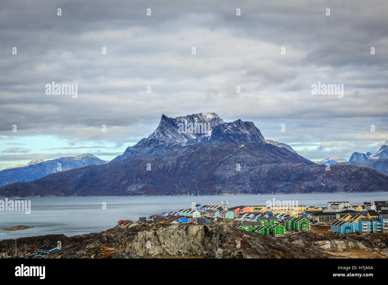 Les blocs colorés vivant de la ville de Nuuk au fjord, en toile de fond la montagne Sermitsiaq, Groenland Banque D'Images