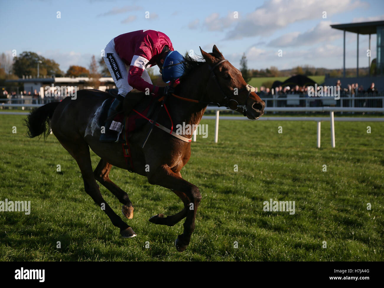 Lido Valseur monté par Ruby Walsh clair de la dernière course sur la façon de gagner le JNwine.com Champion Steeple lors de la deuxième journée de l'Irlande du Nord Le Festival de courses à courses Royal, Lisburn. Banque D'Images