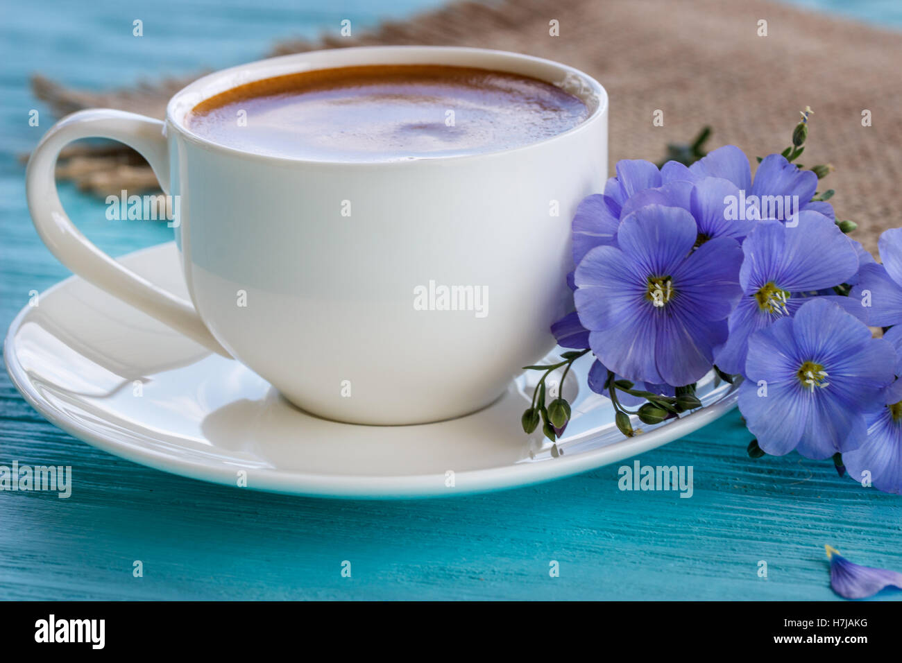 Tasse à café avec fleurs bleues et note qu'une bonne matinée sur bleu  au-dessus de table rustique, petit déjeuner Photo Stock - Alamy