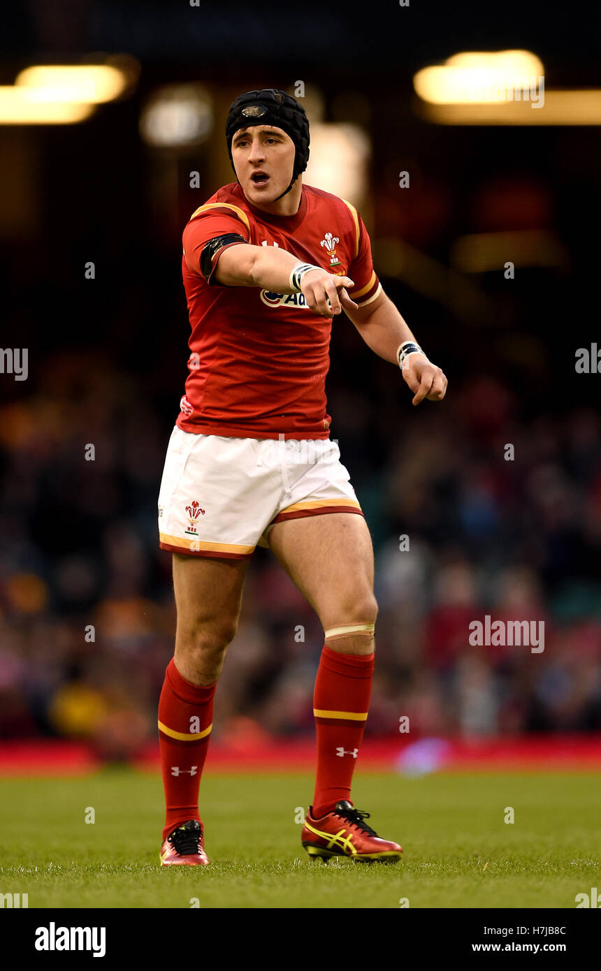 Pays de Galles' Sam Davies fait ses premiers pas et s'allume comme un remplacement au cours de l'automne correspond à la Principauté International Stadium, Cardiff. Banque D'Images