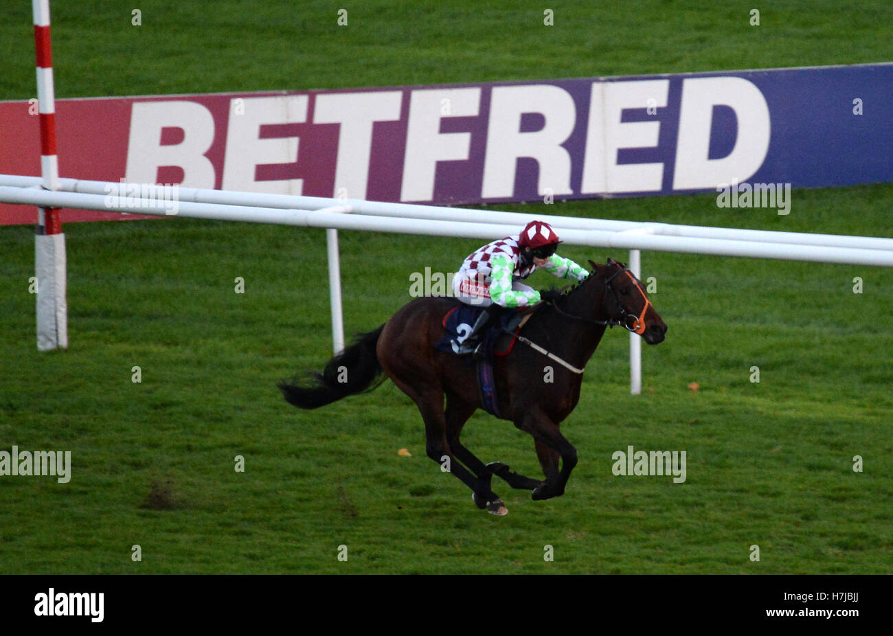 Train d'acier monté par Shelley Birkett remporte le Lotto Betfred Ã'Â€100k Cash Giveaway Apprenti Handicap Stakes à Doncaster courses. Banque D'Images