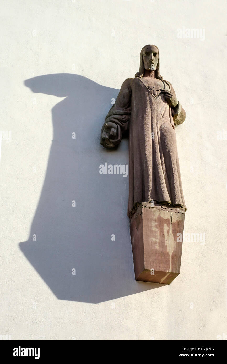 Statue du Christ, sculpture en grès 1957 par le sculpteur français Jean Henninger, St Nicholas church, Schirrhein, Alsace, France Banque D'Images