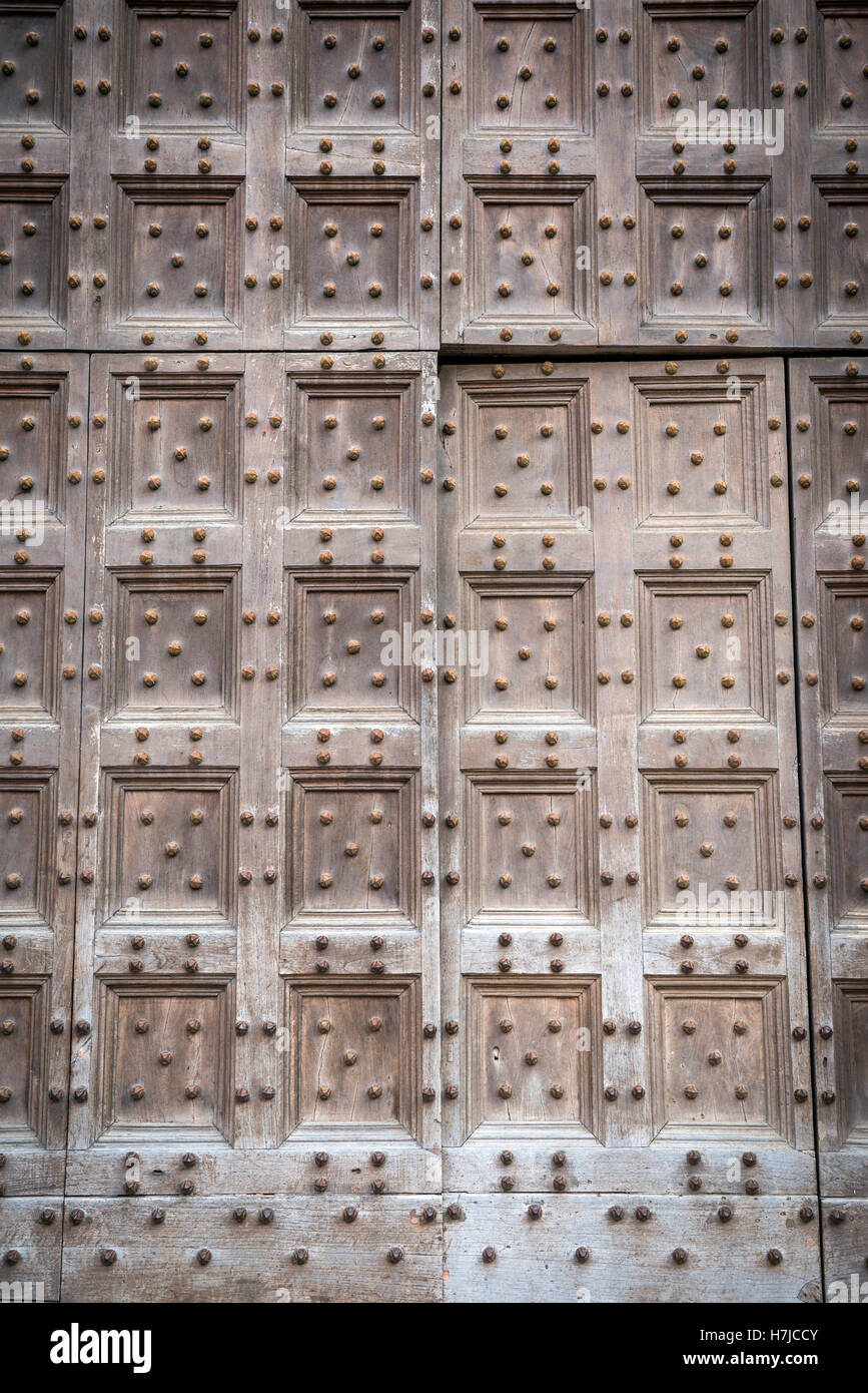 Une lourde porte en bois cloutée du Palazzo Pubblico dans la Piazza del Campo à Sienne, Toscane, Italie Banque D'Images