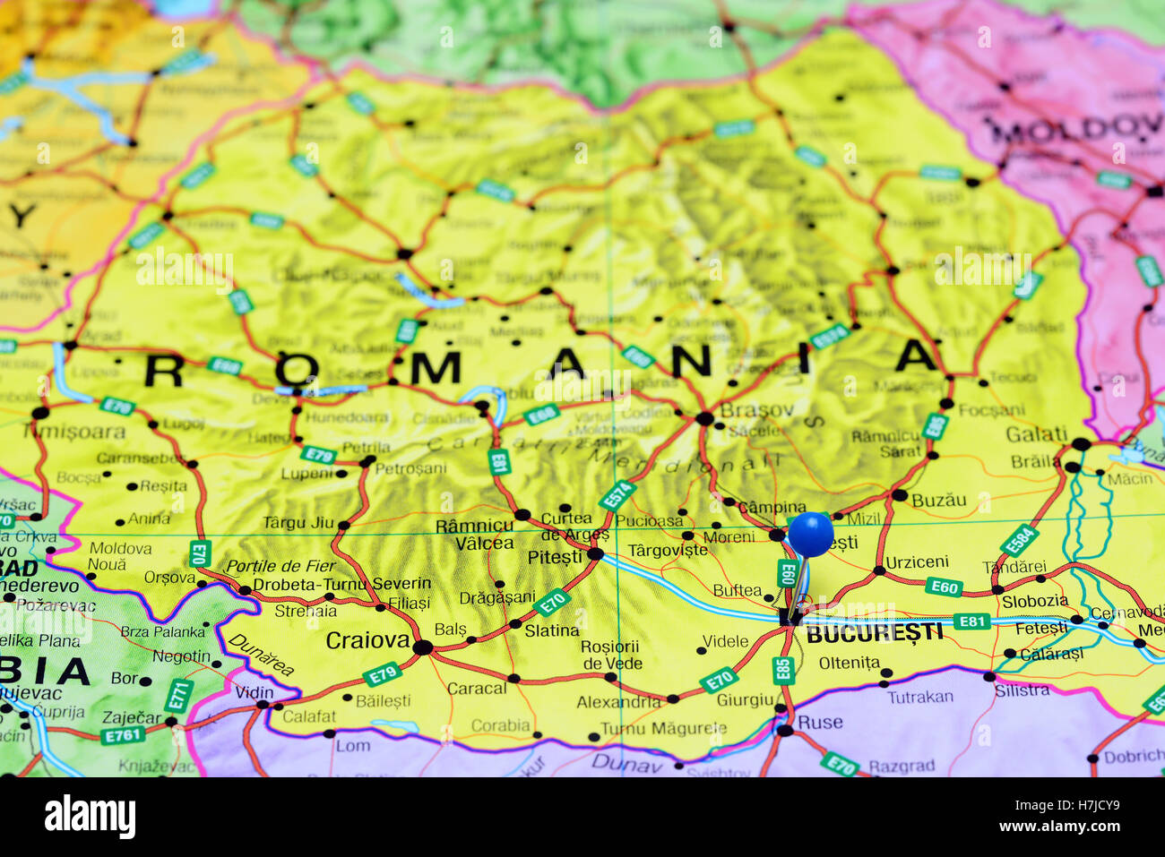 Bucarest épinglée sur une carte de la Roumanie Photo Stock - Alamy