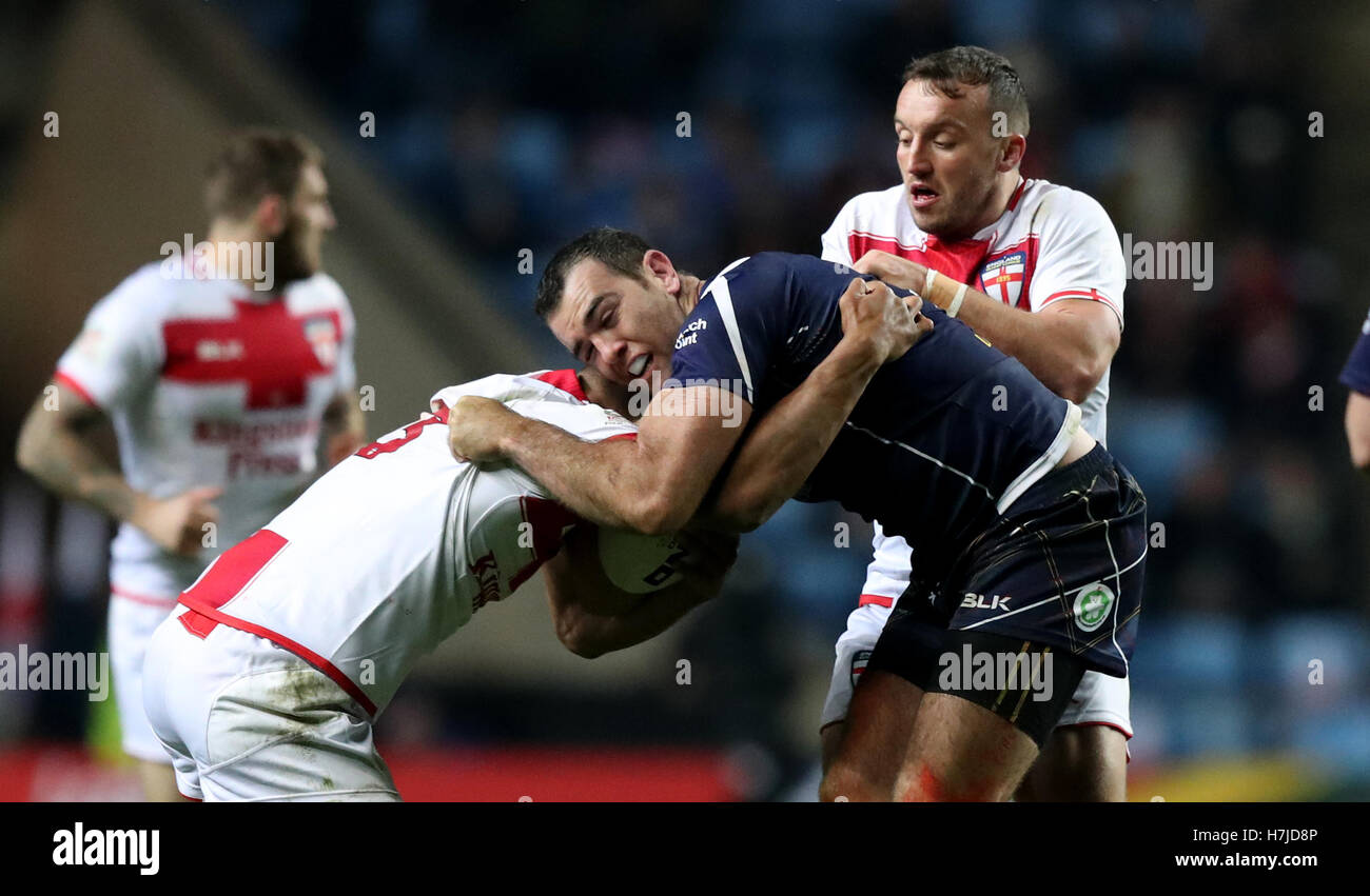 Ecosse de Kane Linnet (centre) est présenté par l'Angleterre Kallum Watkins (à gauche) pendant les quatre nations match au Ricoh Arena, Coventry. Banque D'Images