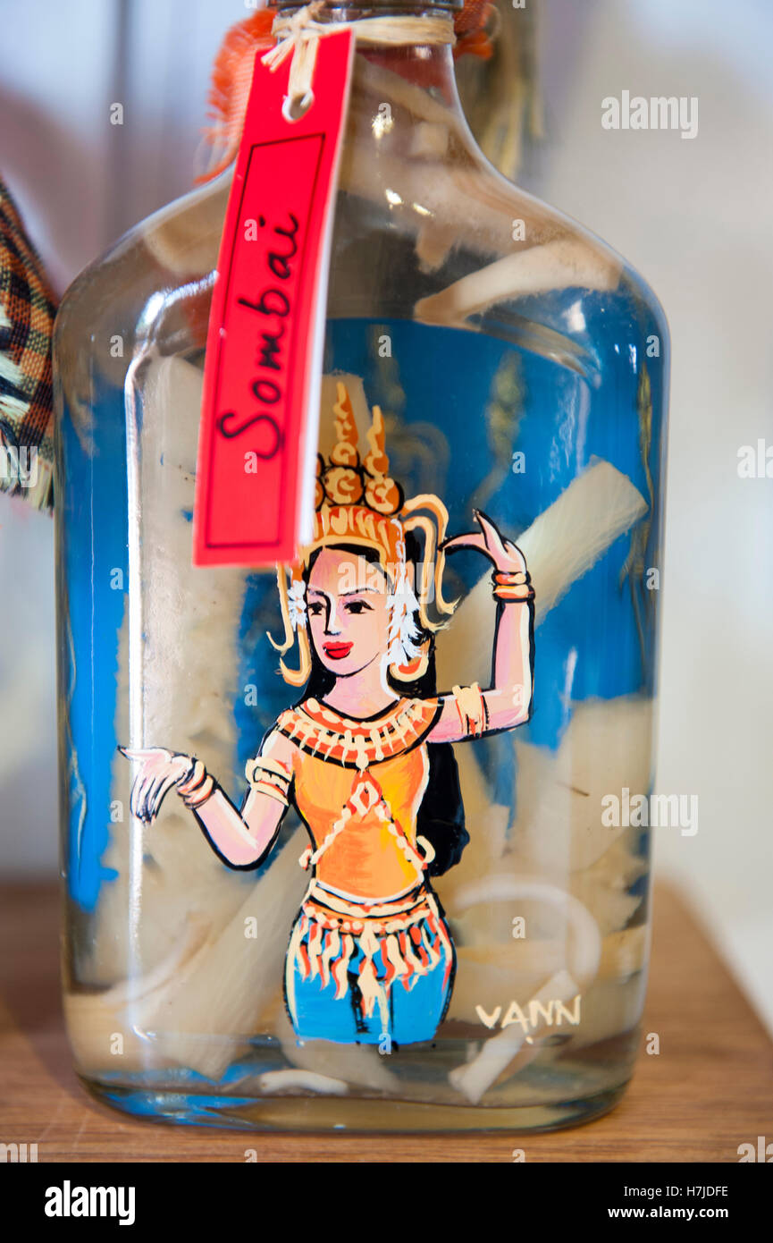 Une bouteille de vin de riz infusé de Sombai à Siem Reap, Cambodge. Banque D'Images