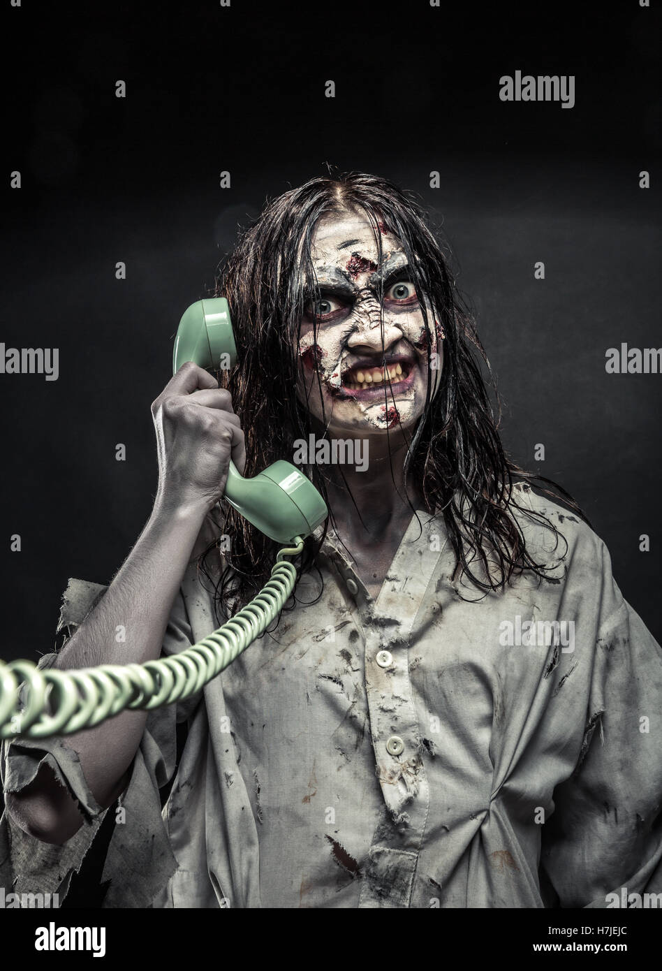 L'horreur Zombie girl appelant par téléphone Banque D'Images