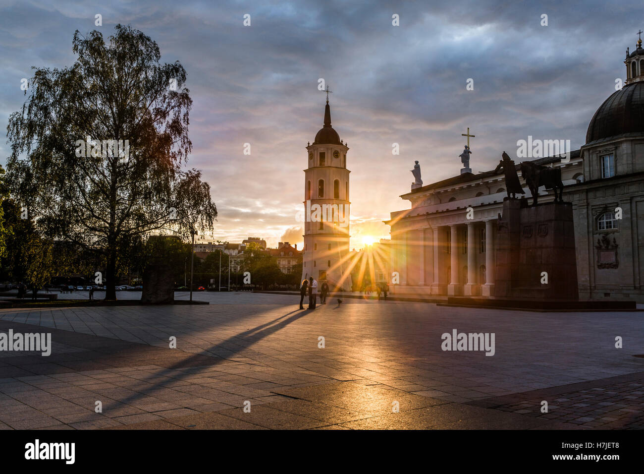 Coucher du soleil sur la place centrale de Vilnius Banque D'Images